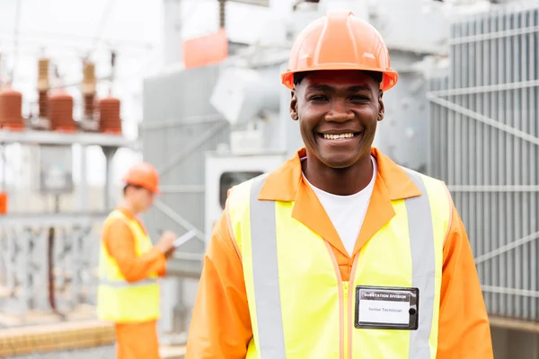 Afryki amerykański pracownik techniczny — Zdjęcie stockowe