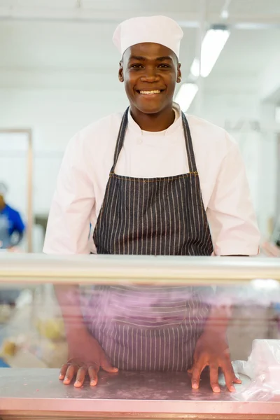 Boucher debout dans la boucherie — Photo