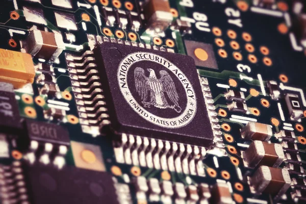 MARÇO 16, 2015: Ilustração de uma CPU de espionagem dentro de um computador com o logotipo da NSA . — Fotografia de Stock