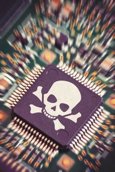 Makroaufnahme einer Platine mit großem Mikrochip, der ein Piratensymbol trägt — Stockbild Pirateriekonzept — Stockfoto