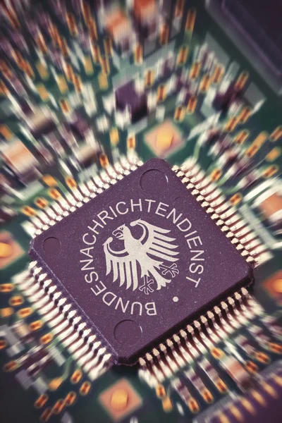 18. März 2015: Illustration einer Spionage-CPU in einem Computer mit dem bnd-Logo darauf. Der bnd ist der Bundesnachrichtendienst — Stockbild 18. März 2015: Illustration einer Spionage-CPU in einem Computer w — Stockfoto