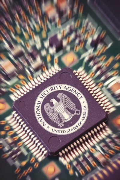 16. März 2015: Illustration einer Spionage-CPU in einem Computer mit dem nsa-Logo darauf. — Stockbild Nsa Mikrochip-Makro — Stockfoto