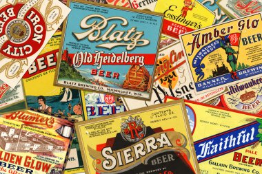 Stuttgart, Almanya - 24 Eylül 2015: 1930'larda Amerikalı vintage bira etiketlerinden topluluğu.