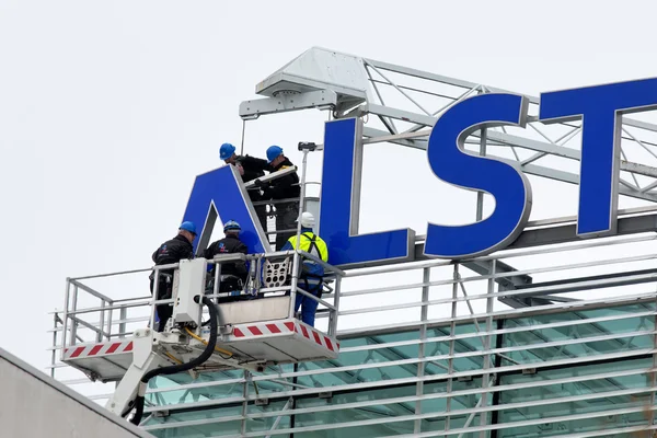 Alstom logo verwijderen in Baden, Zwitserland — Stockfoto