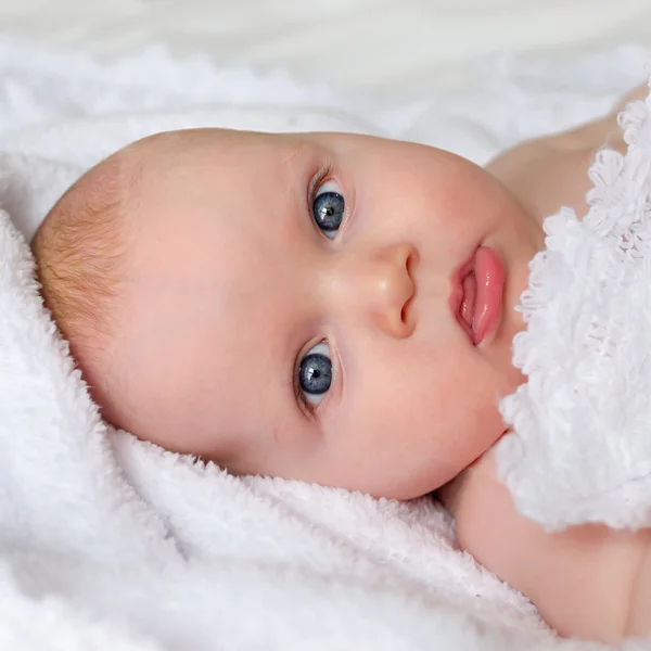 Bébé garçon se cache sous la couverture — Photo