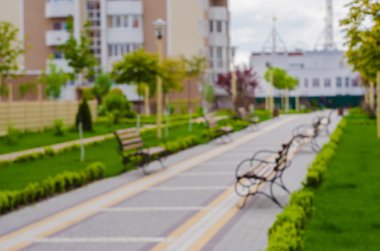 Böke. Arka plan bulanıklık. Yeşil ile yeni bir konut kompleksi 