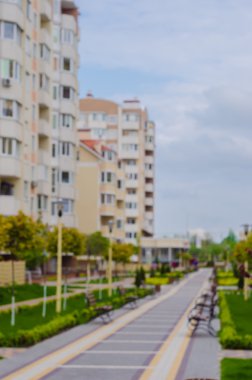 Böke. Arka plan bulanıklık. Yeşil ile yeni bir konut kompleksi 