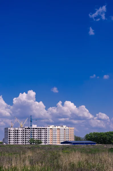 Byggandet av ett nytt bostadshus i fältet. City ab — Stockfoto