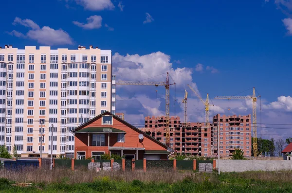 Výstavba velkých bytových domů vytlačuje malé ho — Stock fotografie