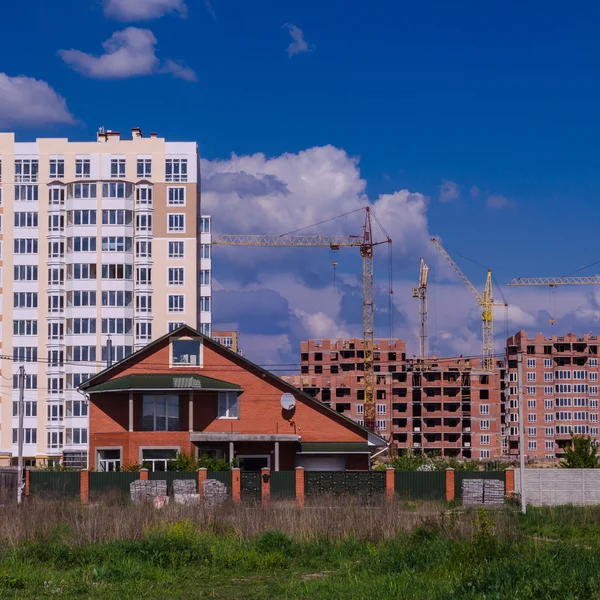 Výstavba velkých bytových domů vytlačuje malé ho — Stock fotografie