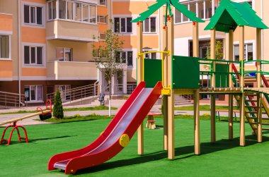 Yeni renkli çocuk bir çoklu avluda karmaşık oyun