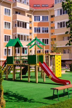 Yeni renkli çocuk bir çoklu avluda karmaşık oyun