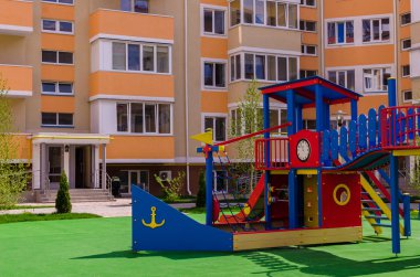 Yeni renkli çocuk bir çoklu avluda karmaşık oyun