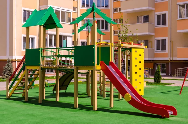 Новий барвистий дитячий ігровий комплекс у дворі мультиварки — стокове фото