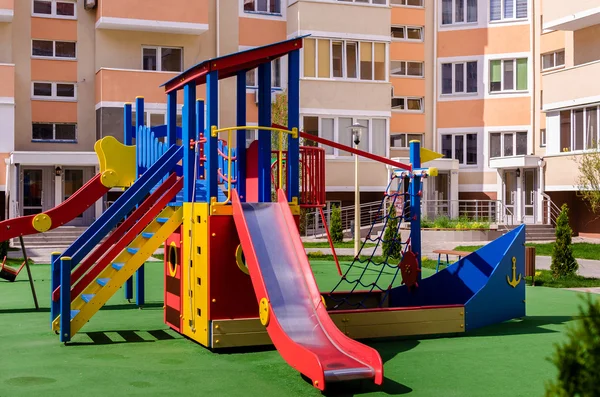 Novo complexo infantil colorido no pátio de um multi — Fotografia de Stock