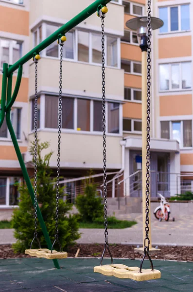 Nadie se balancea en el patio de recreo — Foto de Stock