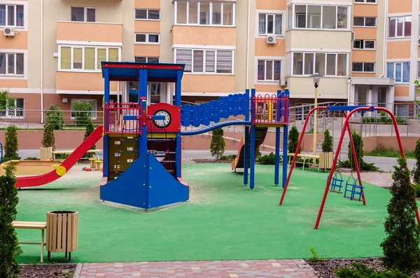 Nuevo complejo de juegos infantiles coloridos en el patio de un multi — Foto de Stock