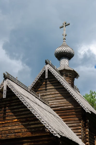 Velho tradicional de madeira russo Igreja Ortodoxa telhado — Fotografia de Stock