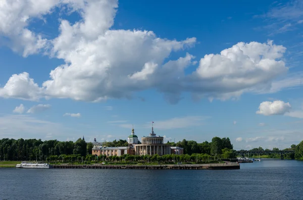 Старый речной порт на берегу Волги — стоковое фото