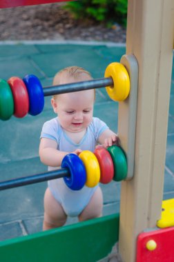 Küçük çocuk oyun alanında oynuyor.. 