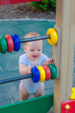 Küçük çocuk oyun alanında oynuyor.. 