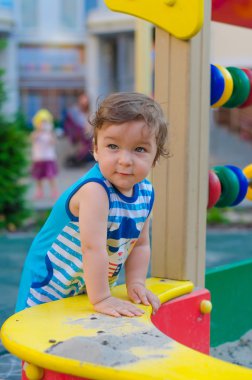 Küçük çocuk oyun alanında oynuyor.. 