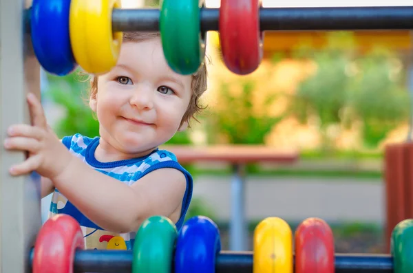 Niño jugando en el patio de recreo. — Foto de Stock