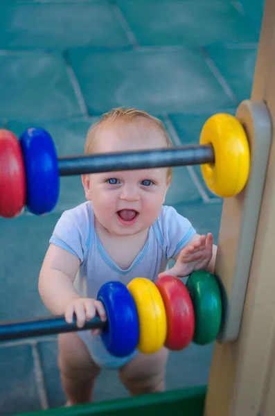 Menino brincando no playground. — Fotografia de Stock