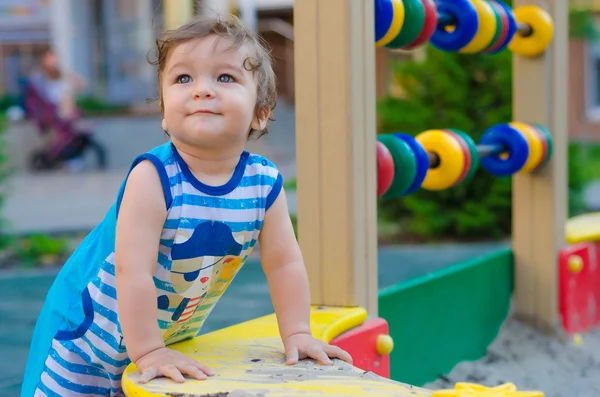 Niño jugando en el patio de recreo. — Foto de Stock