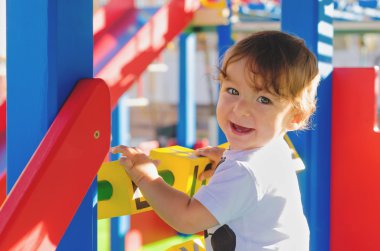 Küpleri ile oyun oynayan küçük yürümeye başlayan çocuk.