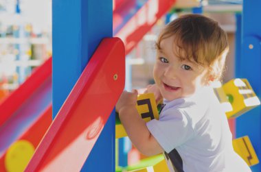 Küpleri ile oyun oynayan küçük yürümeye başlayan çocuk.