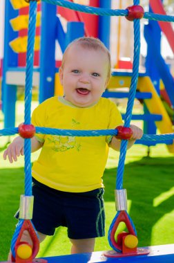 İp merdiven ile oynarken küçük yürümeye başlayan çocuk