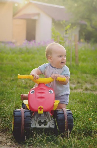 Menino criança condução grande brinquedo carro — Fotografia de Stock