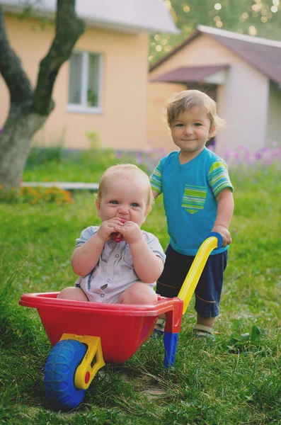 Dos niños pequeños jugando con plástico colorido para niños — Foto de Stock