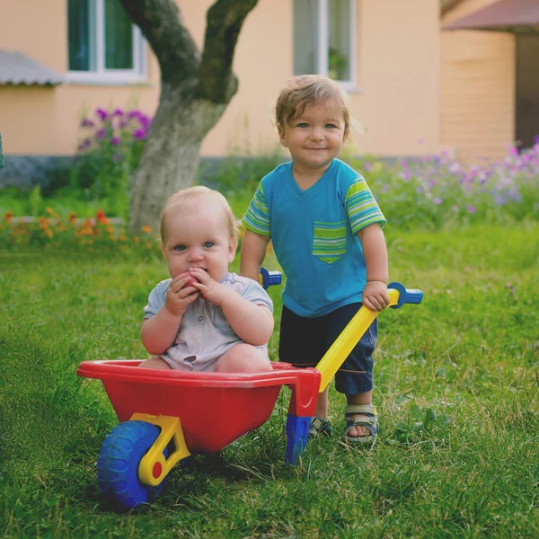 Due bambini piccoli che giocano con plastica colorata per bambini — Foto Stock
