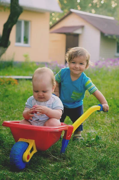 Dos niños pequeños jugando con plástico colorido para niños — Foto de Stock