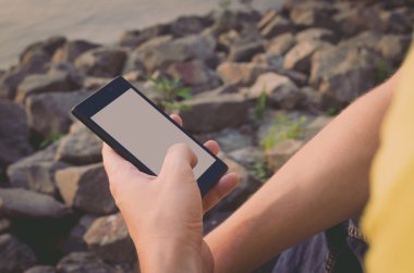 Viyadükler bir cep telefonu ile genç yakışıklı bir adam portresi