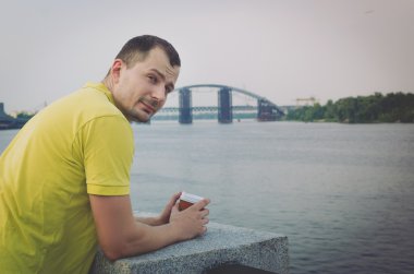 Çekici adam kahve içme 