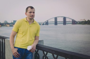 Çekici adam kahve içme 