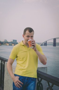 Çekici adam kahve içme 