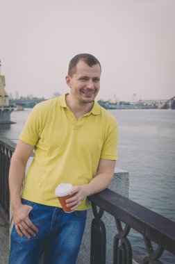 Çekici adam kahve içme 