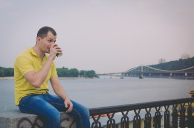 Çekici adam kahve içme 