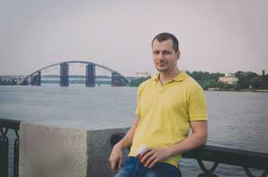 Çekici adam kahve içme 