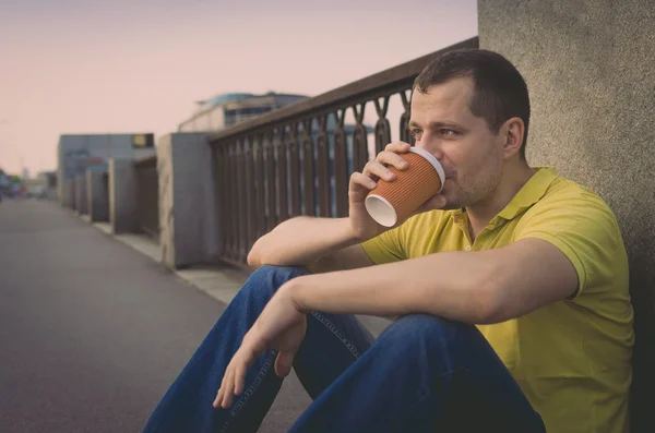 Attraktiv kille dricker kaffe — Stockfoto