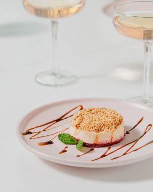 Beyaz bir masada şampanya bardaklarıyla nefis iştah açıcı panna cotta tatlısı. Sıcak bir yemekten sonra keyifli bir hafif yemek..