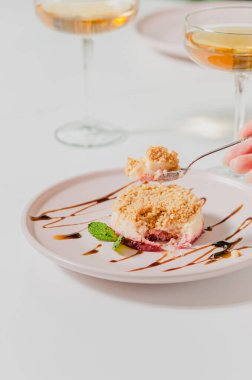 Beyaz bir masada şampanya bardaklarıyla nefis iştah açıcı panna cotta tatlısı. Sıcak bir yemekten sonra keyifli bir hafif yemek..