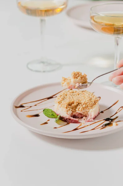 Beyaz Bir Masada Şampanya Bardaklarıyla Nefis Iştah Açıcı Panna Cotta — Stok fotoğraf