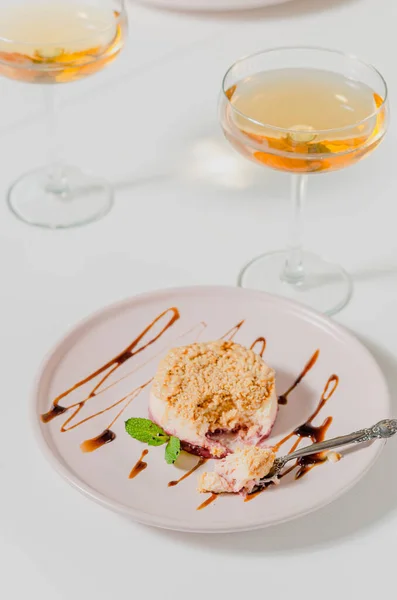 Beyaz Bir Masada Şampanya Bardaklarıyla Nefis Iştah Açıcı Panna Cotta — Stok fotoğraf