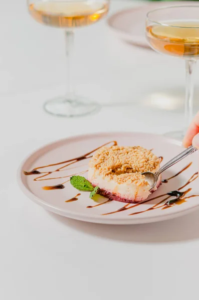 Delizioso Dessert Appetitoso Panna Cotta Tavolo Bianco Con Bicchieri Champagne — Foto Stock