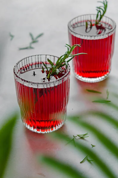 Erfrischender Himbeercocktail Mit Rosmarin Tolles Getränk Für Einen Heißen Tag — Stockfoto